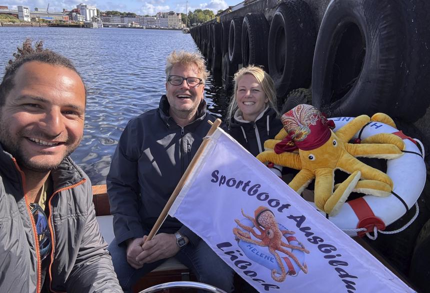 Rene Chrobak nach Prüfung für SBF See und Binnen Lübeck Sportbootausbildung mit 2 Personen auf einen Boot